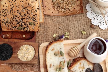 Kahverengi ekmek tam taneli tahıllar ile dilimlenmiş ve süt.