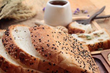 Kahverengi ekmek tam taneli tahıllar ile dilimlenmiş ve süt.