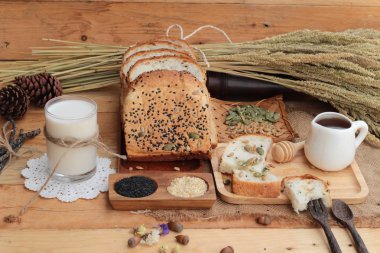 Kahverengi ekmek tam taneli tahıllar ile dilimlenmiş ve süt.