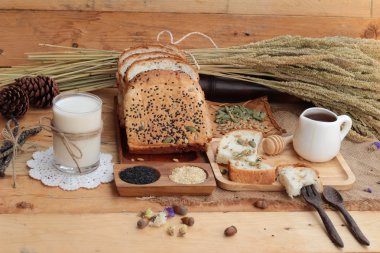 Kahverengi ekmek tam taneli tahıllar ile dilimlenmiş ve süt.