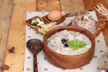 Domuz eti ve kahverengi pirinç rafadan yumurta ile kahverengi pirinç lapası koymak