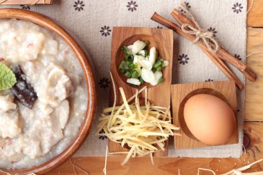 Domuz eti ve lezzetli rafadan yumurta koymak kahverengi pirinç lapası.