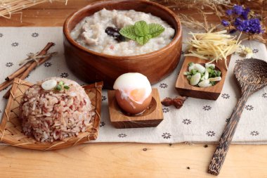 Domuz eti ve kahverengi pirinç rafadan yumurta ile kahverengi pirinç lapası koymak