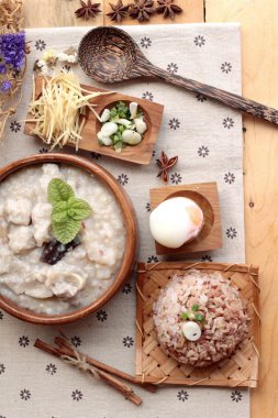 Domuz eti ve kahverengi pirinç rafadan yumurta ile kahverengi pirinç lapası koymak