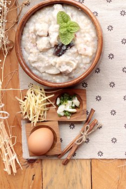 Domuz eti ve lezzetli rafadan yumurta koymak kahverengi pirinç lapası.