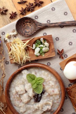 Domuz eti ve lezzetli rafadan yumurta koymak kahverengi pirinç lapası.