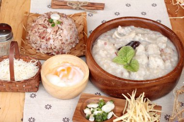 Domuz eti ve kahverengi pirinç rafadan yumurta ile kahverengi pirinç lapası koymak