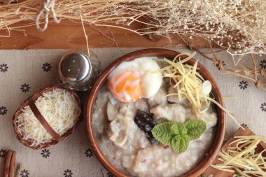 Domuz eti ve lezzetli rafadan yumurta koymak kahverengi pirinç lapası.