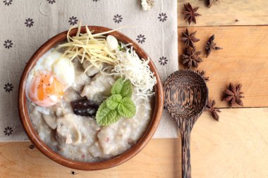 Domuz eti ve lezzetli rafadan yumurta koymak kahverengi pirinç lapası.