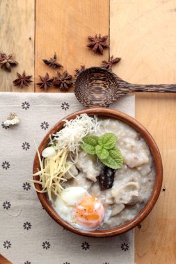 Domuz eti ve lezzetli rafadan yumurta koymak kahverengi pirinç lapası.