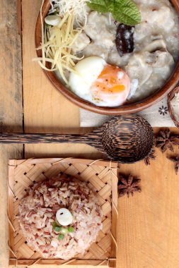 Domuz eti ve kahverengi pirinç rafadan yumurta ile kahverengi pirinç lapası koymak