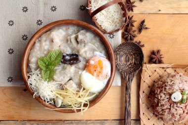 Domuz eti ve kahverengi pirinç rafadan yumurta ile kahverengi pirinç lapası koymak