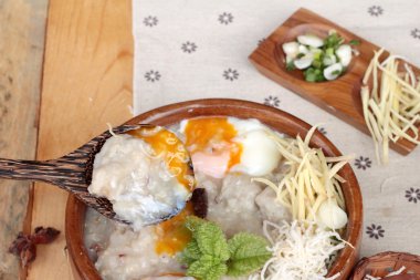 Domuz eti ve lezzetli rafadan yumurta koymak kahverengi pirinç lapası.