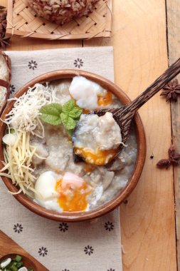 Domuz eti ve kahverengi pirinç rafadan yumurta ile kahverengi pirinç lapası koymak