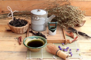 Yeşil çay ve kurutulmuş yeşil çay yaprakları 