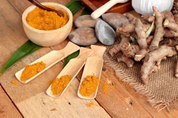 Phlai herb, Cassumunar ginger both fresh and as a powder for the — Stock Photo, Image
