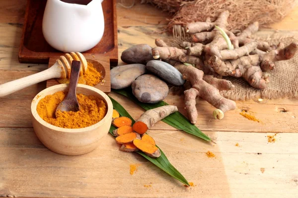 Phlai herb, Cassumunar ginger both fresh and as a powder for the — Stock Photo, Image