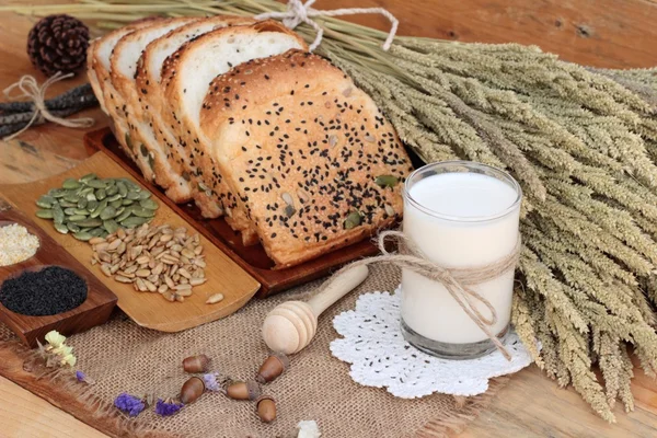 Pan integral con cereales integrales de rodajas y leche . — Foto de Stock