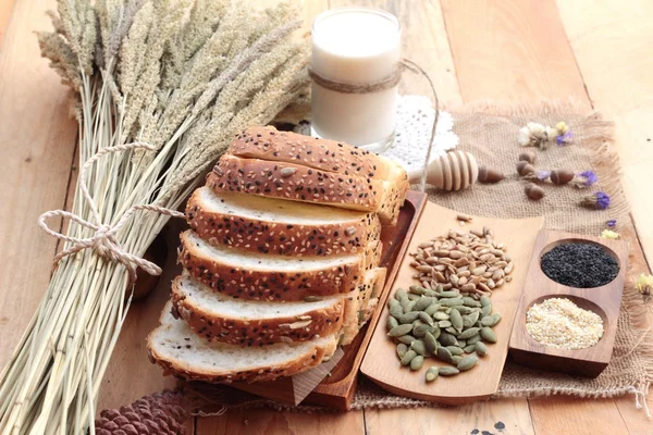 全粒穀物と茶色のパンはスライスし、牛乳. — ストック写真