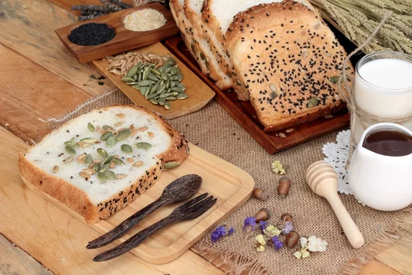 Pan integral con cereales integrales de rodajas y leche . — Foto de Stock