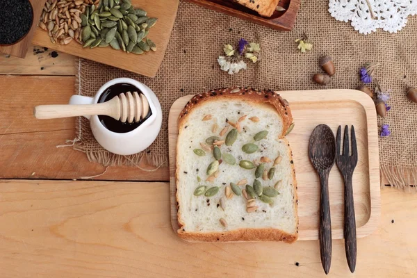 Pan integral con cereales integrales de rodajas y leche . — Foto de Stock