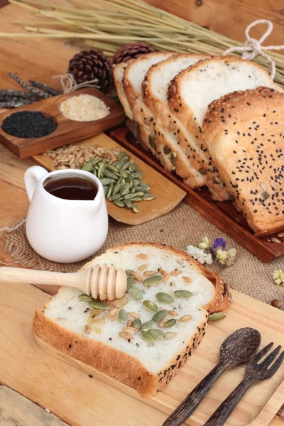 Mörkt bröd med hela korn spannmål av skivad och mjölk. — Stockfoto