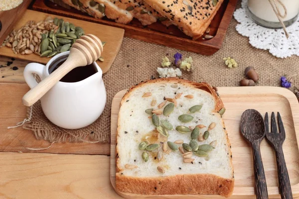 Pan integral con cereales integrales de rodajas y leche . — Foto de Stock