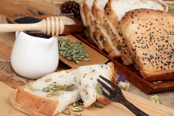 Braunes Brot mit Vollkorngetreide aus Scheiben und Milch. — Stockfoto