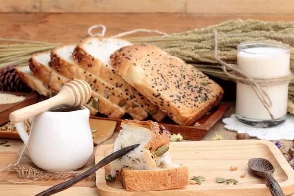 Pan integral con cereales integrales de rodajas y leche . — Foto de Stock