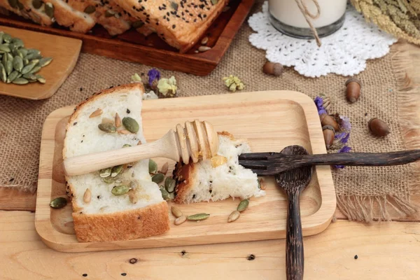 Pan integral con cereales integrales de rodajas y leche . — Foto de Stock