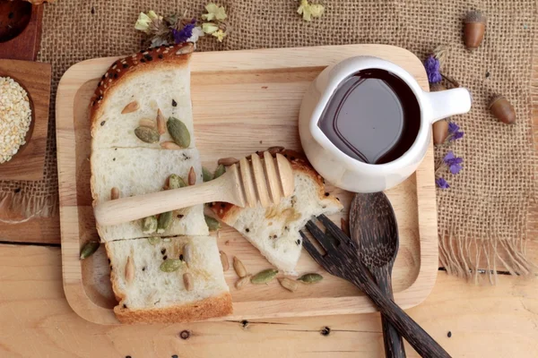 Braunes Brot mit Vollkorngetreide aus Scheiben und Milch. — Stockfoto