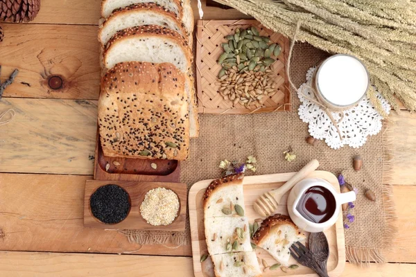 Pan integral con cereales integrales de rodajas y leche . — Foto de Stock