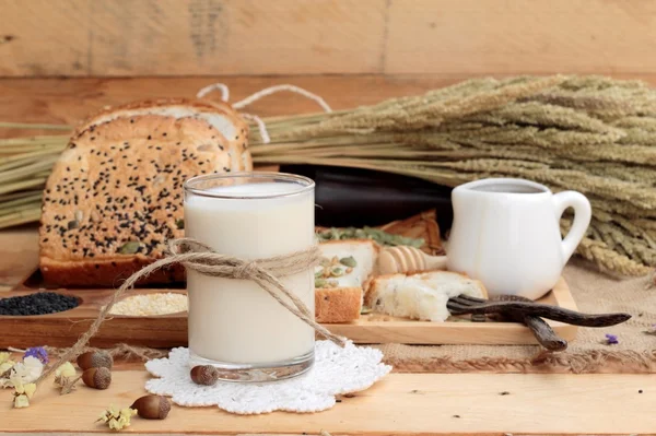 Pão integral com cereais integrais, cortados em fatias e leite . — Fotografia de Stock