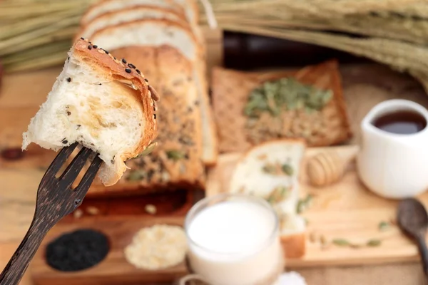 Pan integral con cereales integrales de rodajas y leche . — Foto de Stock