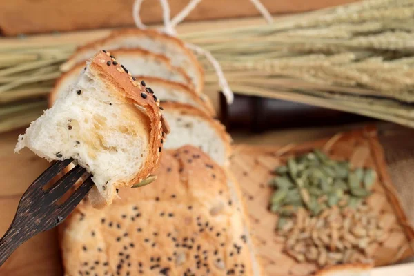 A teljes kiőrlésű gabonafélék, barna kenyér szeletelt és tej. — Stock Fotó