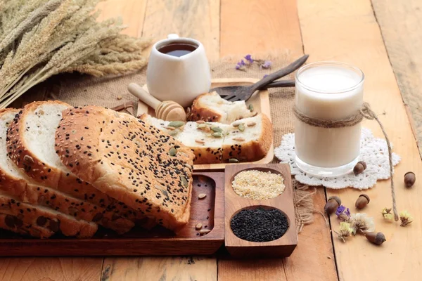 Braunes Brot mit Vollkorngetreide aus Scheiben und Milch. — Stockfoto