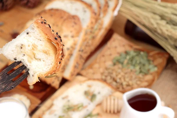 Braunes Brot mit Vollkorngetreide aus Scheiben und Milch. — Stockfoto