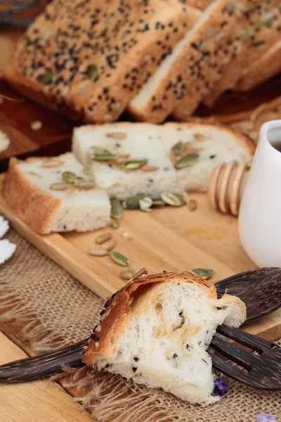 Braunes Brot mit Vollkorngetreide aus Scheiben und Milch. — Stockfoto