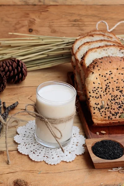 Pan integral con cereales integrales de rodajas y leche . — Foto de Stock