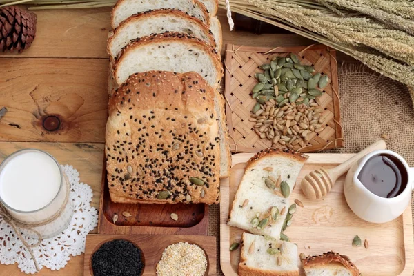 Pan integral con cereales integrales de rodajas y leche . — Foto de Stock