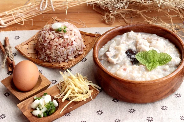 Domuz eti ve kahverengi pirinç rafadan yumurta ile kahverengi pirinç lapası koymak