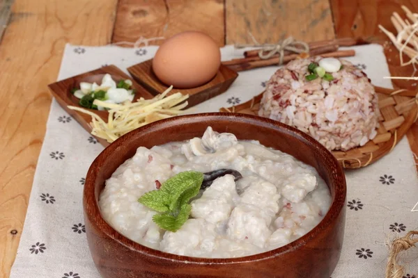 Las gachas de arroz integral ponen cerdo y arroz integral con huevo cocido —  Fotos de Stock