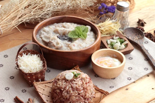 Las gachas de arroz integral ponen cerdo y arroz integral con huevo cocido —  Fotos de Stock