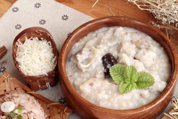 Domuz eti ve kahverengi pirinç rafadan yumurta ile kahverengi pirinç lapası koymak