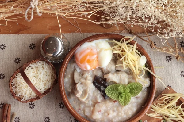 Domuz eti ve lezzetli rafadan yumurta koymak kahverengi pirinç lapası.