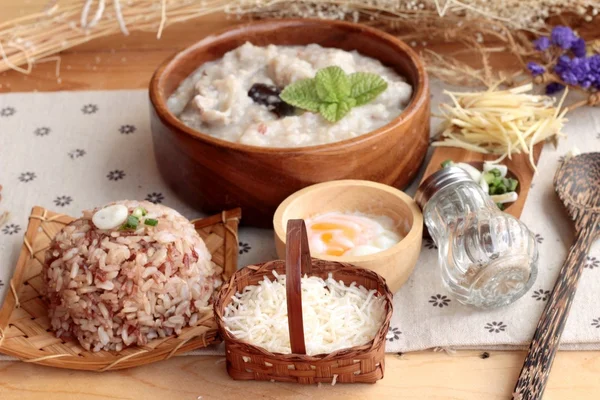 Domuz eti ve kahverengi pirinç rafadan yumurta ile kahverengi pirinç lapası koymak