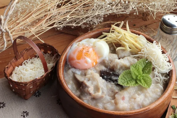 O mingau de cereal de arroz marrom pôs o porco e o ovo fervido suave do delicioso . — Fotografia de Stock