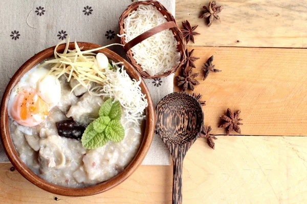 O mingau de cereal de arroz marrom pôs o porco e o ovo fervido suave do delicioso . — Fotografia de Stock