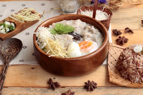 Porridge de riz brun, porc et riz brun avec oeuf à la coque molle — Photo