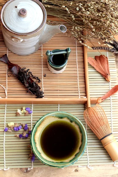 Groene thee en gedroogde groene theebladeren — Stockfoto